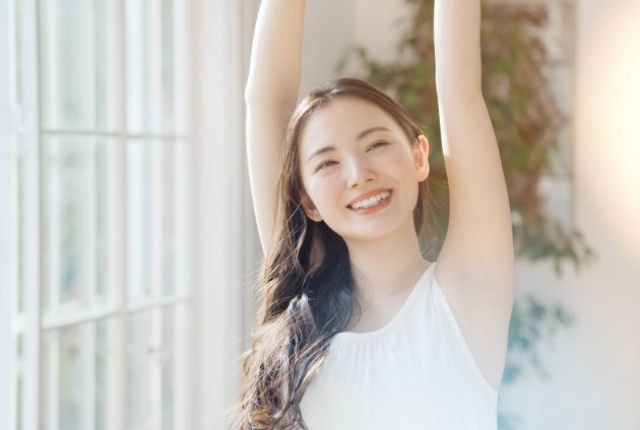 身体を伸ばす女性