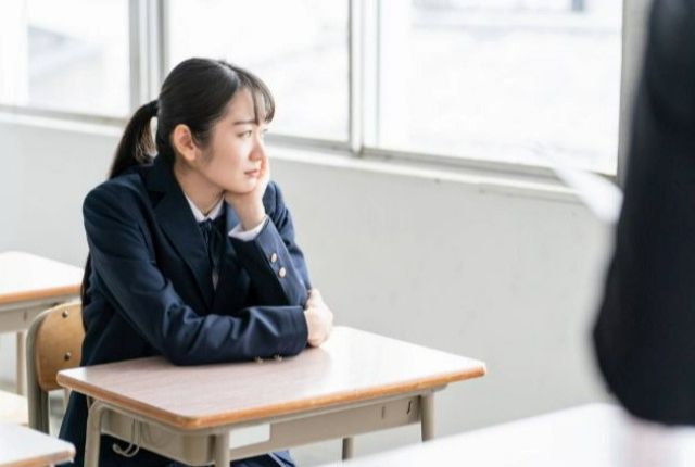 外の景色を見る女子生徒