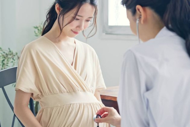 医師の診察を受ける妊婦さん